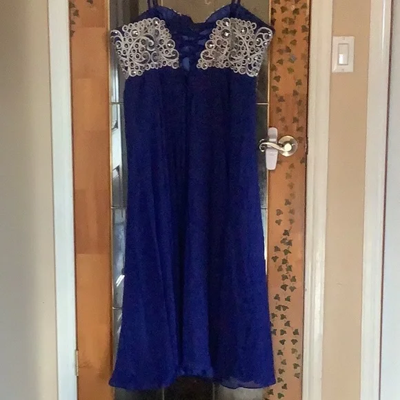 Gown - Picture 2 of 8